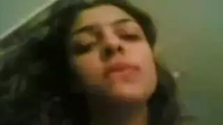 مشتاق لزوب يخنقها