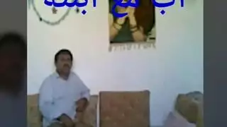 الشاب العربي يسود على المؤخرة الخلفية لزوجته