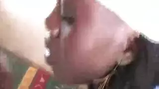 حفلة جنس في غرفة الفندق: سياح ينكحون الخادمة المستعدة