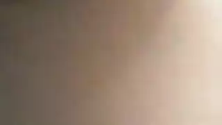 الزوجة الناضجة تأخذ عذرية ابن زوجها في علاقة سرية