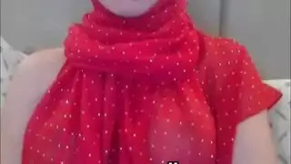 جمال جزائرية كبيرة الصدر يكشف منحنياتها في بث جنسي مثير