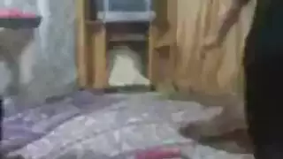 هاوية عراقية يائسة تفتح فرجها على الكاميرا