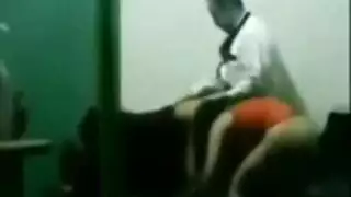 المدير ينيك العاملين لديه