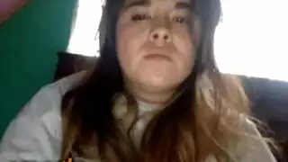 فضيحة سكس جزائرية غير مقتطعة: فتاة صغيرة تخلع ملابسها وتفرد شفرتيها