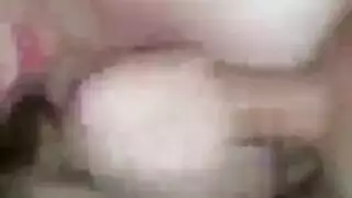 ربة منزل سلوتي تم القبض عليها وهي تستمني وتمارس الجنس بقوة من قبل زوجها ، حتى جاءت