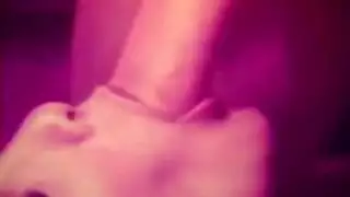 شابان يحصلان على ثقوب مؤخرتهم ممتلئة وهم يرتديان الجوارب