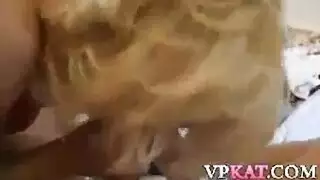 سمراء تتكلم بكلام فاحش وتستمتع بلعبة شرجية وتحفيز كسها