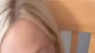 فاك بين الأثداء من منظور الشخص الأول يصبح فوضويًا مع قذف هائل على الوجه