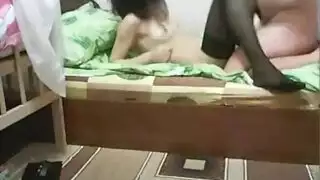 مراهقة صغيرة تصور نفسها تستخدم لعبة جنسية لإمتاع زميلها في الغرفة