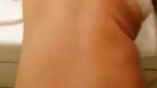 ارتباط سري في الحمام ليلاً يتحول إلى إباحية