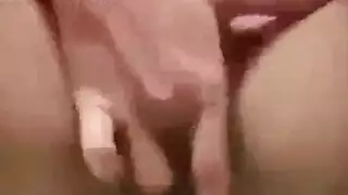 شقراء مغرية تفرك كسها المبلل بدسار مطاطي أمام الكاميرا