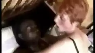 الشقراء المشاغبة تحب السائل المنوي في فمها أثناء الجسر السري