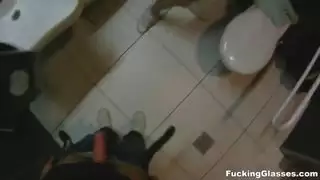 إباحية قاسية خارجية: مراهقون يمارسون جنساً عاماً إباحية كاملة مجانية