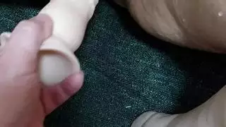 فرخ الساخنة يحصل البرية مع دسار ويعطي النشوة الجنسية التدفق المكثف، مما يجعل بوسها يتدفق مثل نافورة