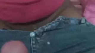 عاهرة هواة عربية تخدم القضيب بلسانها وتحصل على قذف وجه