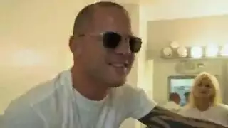 الجار يضاجع فتاتين مراهقتين في جلسة إباحية فوضوية