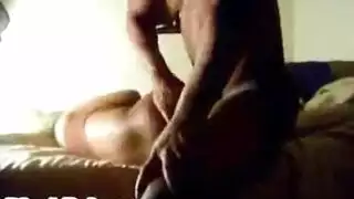 جنس صريح في شهر العسل الخارجي: زوجين أسودين وسمراء عاهرة