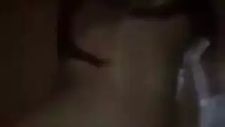 فتاة خليجية تصرخ أدخل قضيبك في فتحتي الضيقة في مشهد إباحي