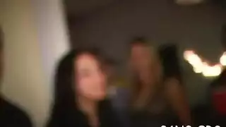 ام تضع اللبن لابنها